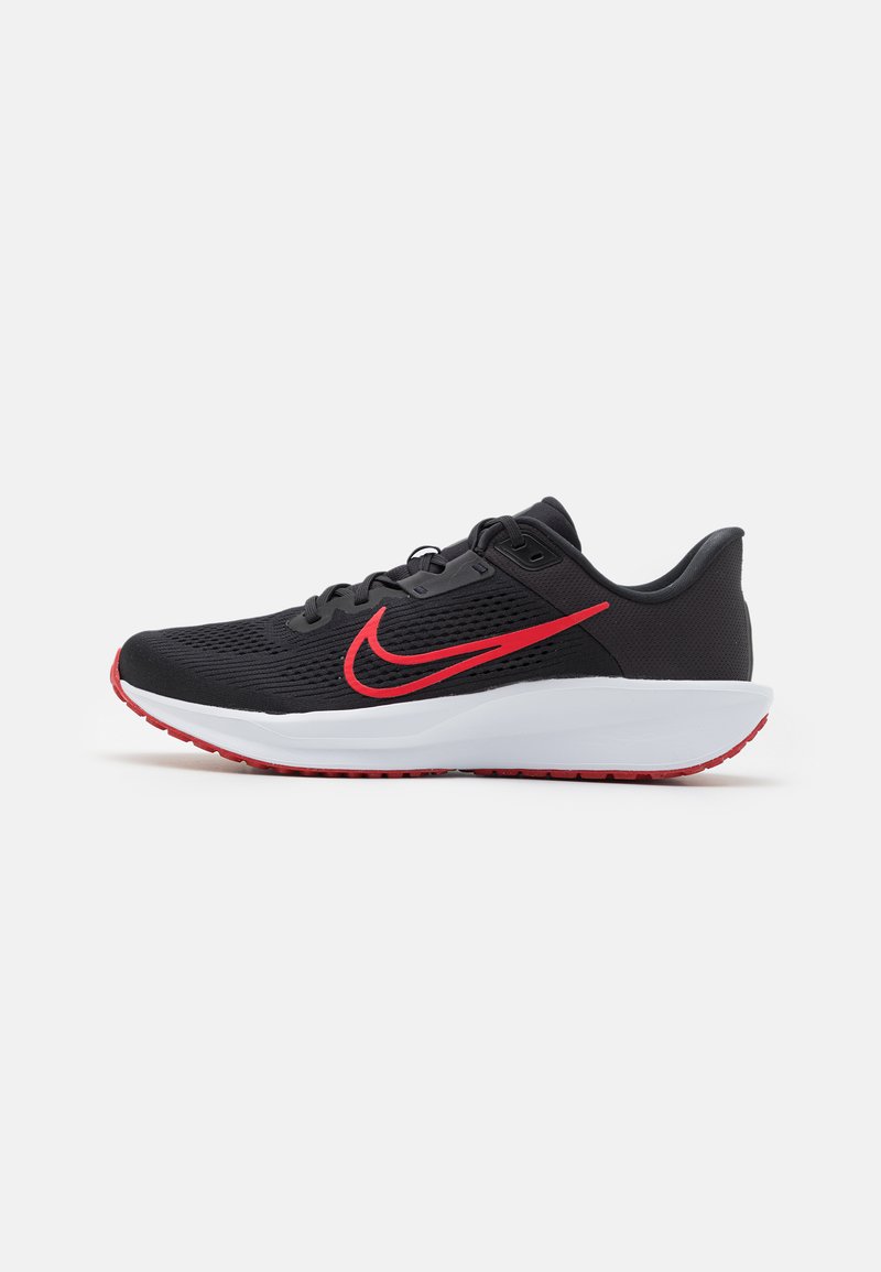 Nike Performance QUEST 6 - Hardloopschoenen voor op de weg - black/white/university red/dark smoke grey