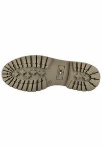 Sole di scarpa color beige chiaro con scanalature profonde e modelli di trazione. Le marcature includono il logo del marchio e la taglia 37. Texture liscia con design robusto.