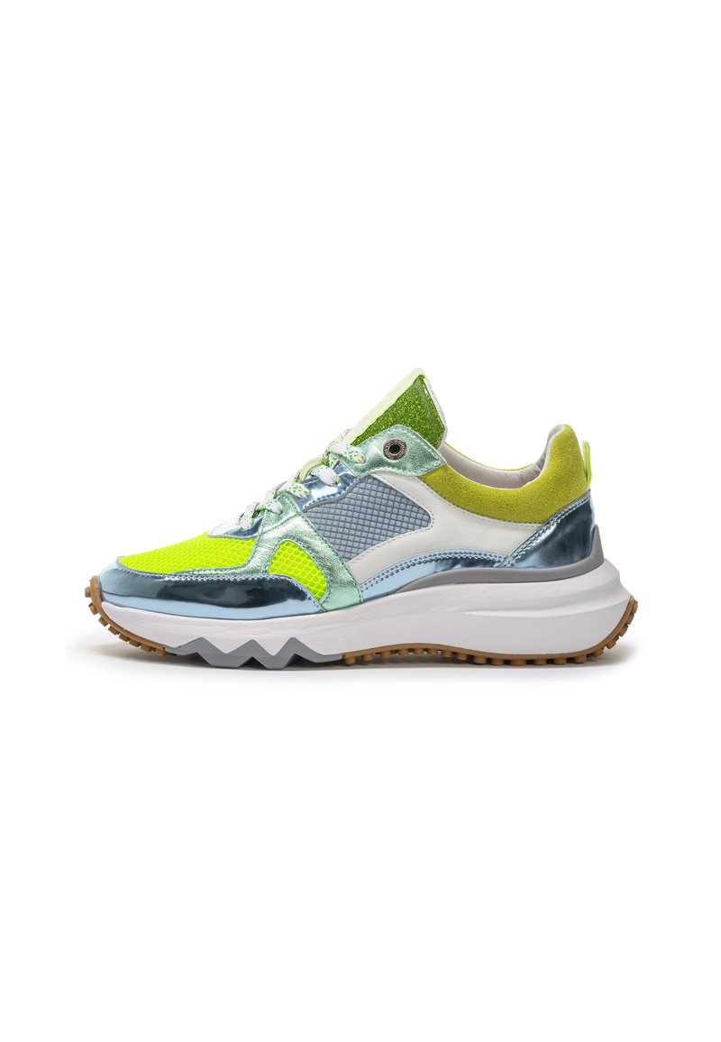 Sneaker con un mix di materiali neon giallo, verde e blu; inserti in rete e finiture lucide; una suola intermedia bianca; e una suola esterna in gomma testurizzata.