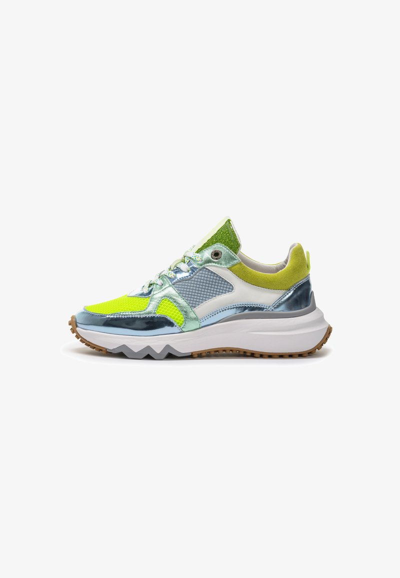 Sneaker mit einer Mischung aus neon-gelbem, grünem und blauen Material; Mesh- und glänzenden Akzenten; einer weißen Zwischensohle und einer strukturierten Gummisohle.