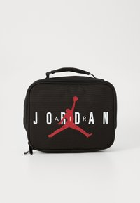 Fekete téglalap alakú táska felső fogantyúval, piros Jumpman logóval és fehér betűkkel írt "JORDAN" felirattal az elején. Cipzáras záródás.