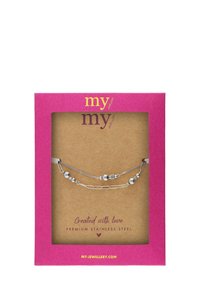 Ein silbernes Edelstahlarmband, das in einer rosa Box präsentiert wird. Es verfügt über zwei Ketten mit runden Perlen und einem Pappuntergrund, auf dem steht: "Mit Liebe geschaffen."