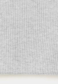 Gros plan sur un tissu tricoté côtelé gris clair montrant une texture verticale et des coutures fines, régulièrement espacées.