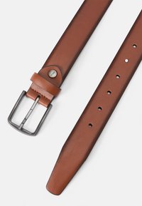 Καφέ δερμάτινη ζώνη με ματ ασημένια ορθογώνια αγκράφα, λεία υφή και αρκετές τρύπες ρύθμισης κατά μήκος του λουριού, με σχέδιο με尖端.