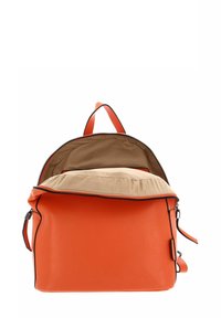 Sac à dos en cuir orange avec compartiment principal ouvert, doublure intérieure beige, fermeture éclair noire et poignée de transport supérieure visible.