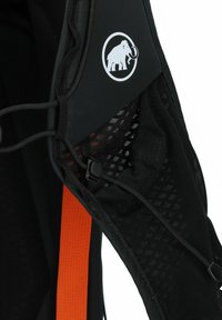 Zwarte netbookrugzaksectie met een oranje riem, verstelbare hardware en een wit olifantenlogo op de stof.