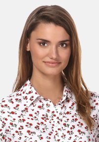 Witte overhemd met een klein rood bloemenpatroon, button-down kraag en standaard knopen. Zachte stof met een gladde textuur.