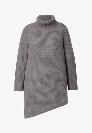 Harmaa neulepaita, jossa on korkea kaulus, pitkät hihat ja epäsymmetrinen helma. Teksturoitu kuvio koko kankaan alueella.