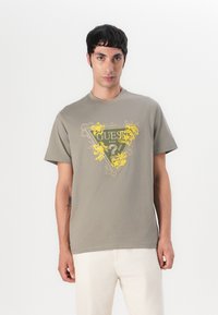 Guess FLOWER TRIANGLE TEE - Marškinėliai su spaudiniu - mossy green