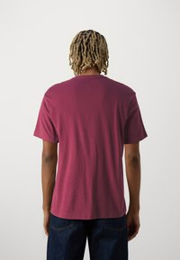American Eagle CORE TEE  - Apdrukāts T-krekls - burgundy