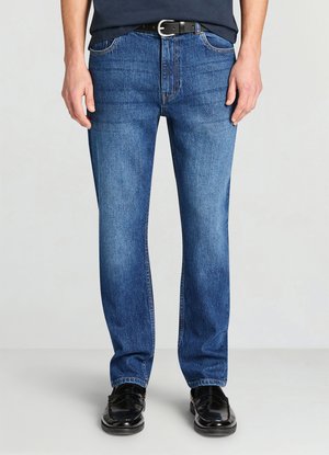 Jeans in denim blu con design a gamba dritta, cinque tasche e cuciture a contrasto, indossati con una cintura in pelle nera e scarpe lucide.