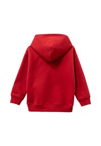 Sudadera roja con capucha, de textura suave, que cuenta con una gran capucha, mangas largas y puños y dobladillo acanalados. Vista trasera sin detalles adicionales.