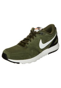 Nike Air-sneakers i olivgrön med en texturerad mockaöverdel, vit swoosh-logga, svarta detaljer och en vit sula för dämpning.