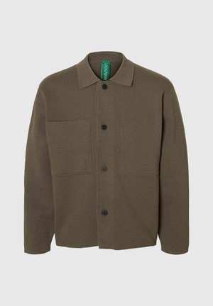 Hnědá bundu s límečkem z texturované látky, s předním zapínáním na knoflíky, dvěma kapsami s klopami a střihem do rovna.