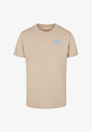Beige katoenen t-shirt met korte mouwen, een ronde hals en lichtblauwe tekst: "The Pasta Lover Club" op het linkerborstgedeelte.