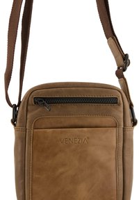 Brun læder crossbody taske med en lynlåslomme, justerbar rem og præget "Venezia" logo, med glat tekstur og minimalistisk design.