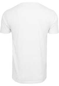 T-shirt en coton blanc avec col rond et manches courtes. Design simple, texture lisse et coupe droite sans motifs ni accents supplémentaires.