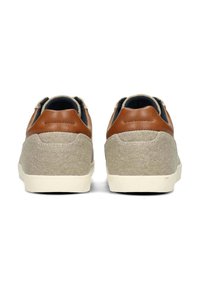 Graue Stoff-Sneaker mit braunen Lederakzenten, abgerundeter Ferse, weißer Gummisohle und blauer Innenauskleidung.
