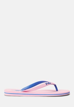 Roze flip-flop met blauwe bies en blauwe bandjes met het reliëf "Polo"-logo op het zijbandje, zijaanzicht op een witte achtergrond.
