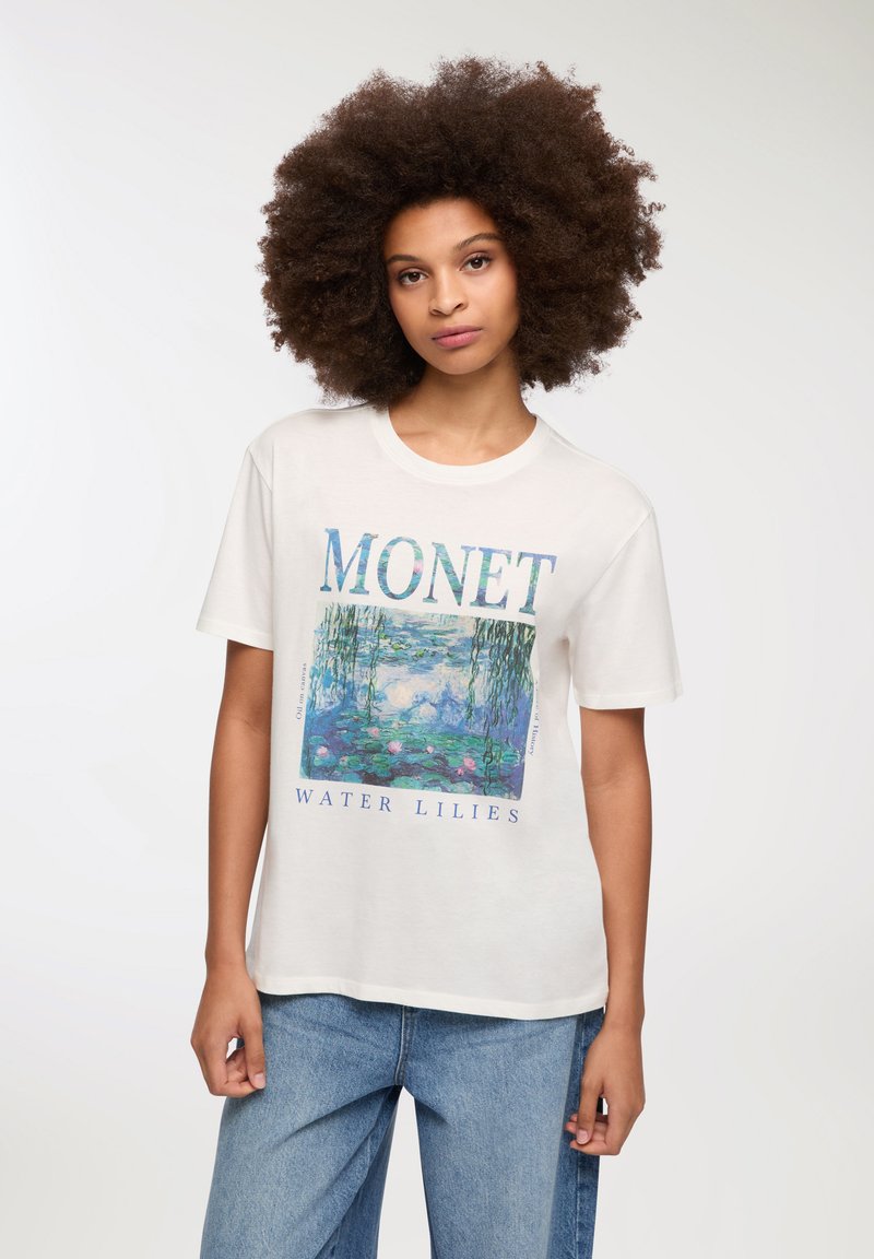 T-shirt in cotone bianco con una stampa colorata di "Ninfee" di Monet, scollatura rotonda, maniche corte e vestibilità comoda.