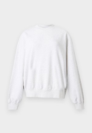 Hosszú ujjú, világosszürke, kerek nyakú pulóver bordázott mandzsettákkal és szegéllyel, fehér háttér előtt bemutatva.