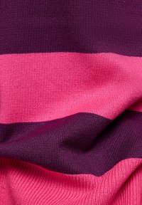 Strickstoff mit kräftigen horizontalen Streifen in Dunkelviolett und leuchtendem Pink. Die Textur ist glatt mit einem gerippten Abschluss an den Kanten.