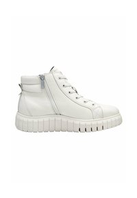 Zapatillas altas de cuero blanco con un acabado texturizado, que cuentan con cierre de cordones y cremallera lateral, y una suela gruesa y estriada.