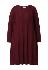 Abito lavorato a maglia borgogna con scollo a girocollo, maniche lunghe e motivo a treccia. Vestibilità ampia, con polsini e orlo a coste.
