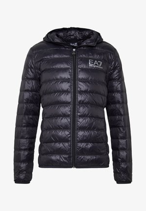 Giacca a vento nera con zip e cappuccio, caratterizzata da un design trapuntato, materiale in nylon lucido e un piccolo logo EA7 sul petto.