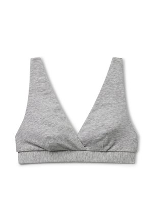 Zachte grijze naadloze bralette met brede schouderbanden en een diepe V-halslijn, plat gelegd op een witte achtergrond.