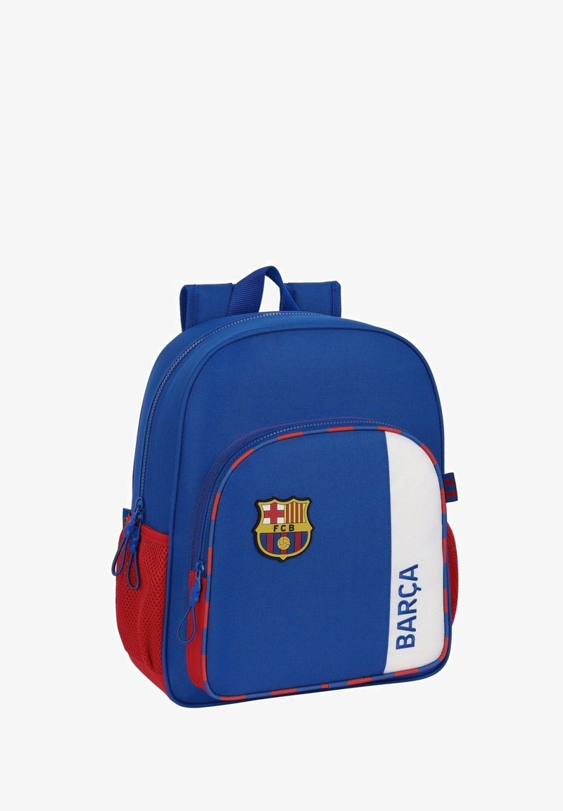 Sac à dos bleu et rouge avec le blason du FC Barcelone et le texte "BARÇA" sur la poche avant, doté de doubles zips et de poches latérales en mesh.