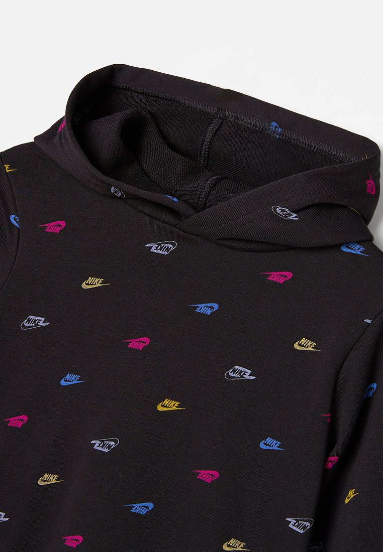 Sudadera negra con un patrón repetido de pequeños logotipos coloridos de Nike en rosa, azul y amarillo. Tela suave con una capucha ajustada.