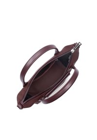 Borsa bordeaux in materiale pelle, texture liscia, due manici circolari e un compartimento con zip che rivela un interno in contrasto.