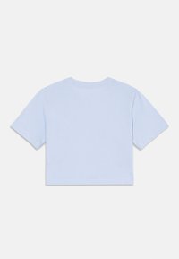 Κοντοκουρεμένο γαλάζιο βαμβακερό μπλουζάκι με κοντά μανίκια, στρογγυλή λαιμόκοψη και ομαλή υφή· χωρίς σχέδια ή ορατά μεταλλικά στοιχεία.