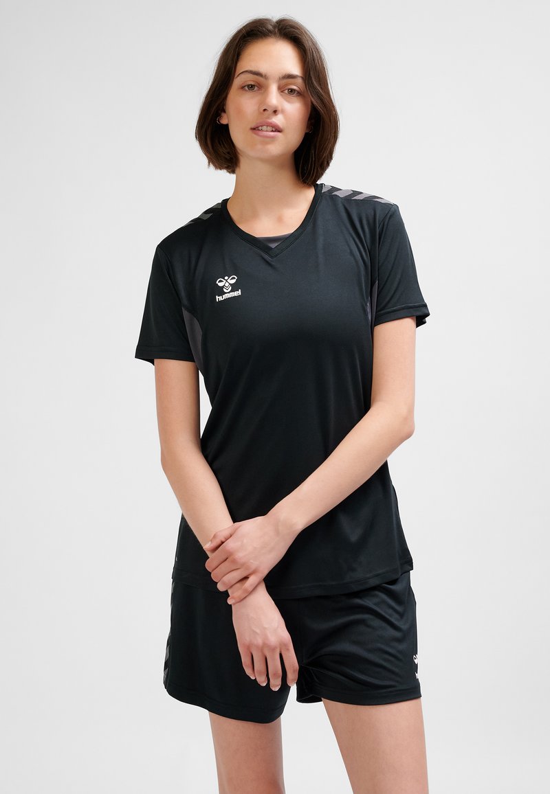 Czarny sportowy T-shirt i szorty z dekoltem w serek, z logo na piersi i wzorzystymi akcentami na ramionach. Gładka faktura.