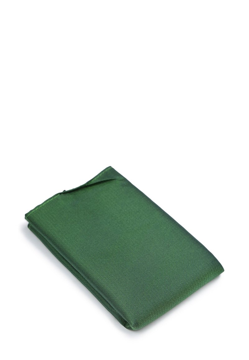 Groene gestructureerde stoffen portemonnee, rechthoekige vorm, met een soepele afwerking. Vouwen aan de randen en een minimalistisch ontwerp zonder extra hardware.