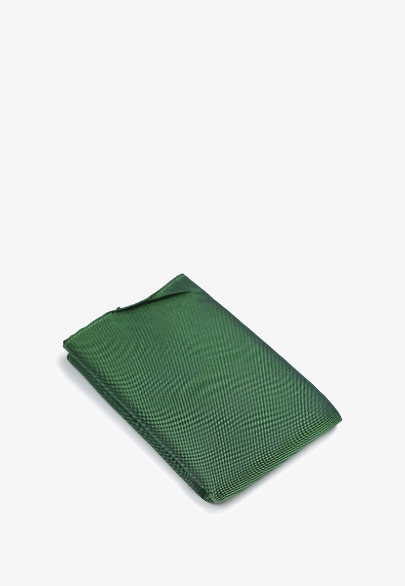 Groene gestructureerde stoffen portemonnee, rechthoekige vorm, met een soepele afwerking. Vouwen aan de randen en een minimalistisch ontwerp zonder extra hardware.