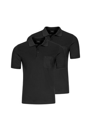 Zwei schlichte schwarze Kurzarm-Poloshirts mit Kragen und Knopfleisten, jeweils mit einer kleinen Tasche auf der linken Brust.