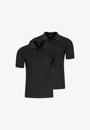 Zwei schlichte schwarze Kurzarm-Poloshirts mit Kragen und Knopfleisten, jeweils mit einer kleinen Tasche auf der linken Brust.