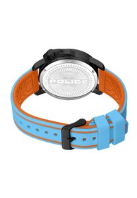 Svart och silver klocka med en strukturerad cirkulär urtavla, som har ordet "POLICE". Armbandet kombinerar ljusblå och orange gummi med en spänne.