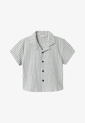 Pilkos ir baltos juostelės trumpų rankovių marškiniai. Yra nusileidžiantis apykaklė ir penki tamsūs mygtukai priekyje. Tekstūruota medžiaga.