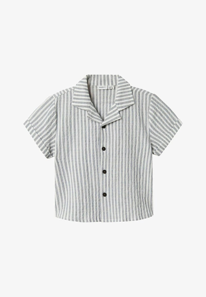 Korte mouw shirt van grijs en wit gestreepte stof. Voorzien van een naar beneden gevouwen kraag en vijf donkere knopen aan de voorkant. Textuur materiaal.