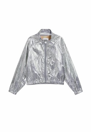 Strieborná metalická bunda na zips s dlhými rukávmi, elastickými manžetami, vysokým golierom a miernym leskom na ľahkej tkanine.