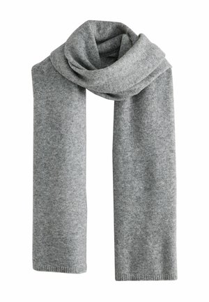 Weicher grau gestrickter Wollschal, gefaltet und drapiert mit sichtbarer Textur vor weißem Hintergrund.