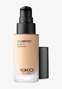 KIKO Milano Unlimited 24H Matte Foundation lasiselle kirkkaassa lasipullossa, jossa on musta pumppu ja poistettu korkki valkoista taustaa vasten.