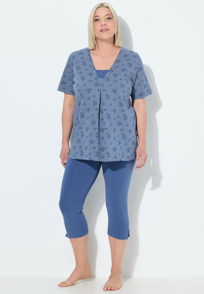 Top de algodón azul con mangas cortas, con escote en V y detalle de pliegue, combinado con leggings capri a juego. Textura suave, corte relajado.