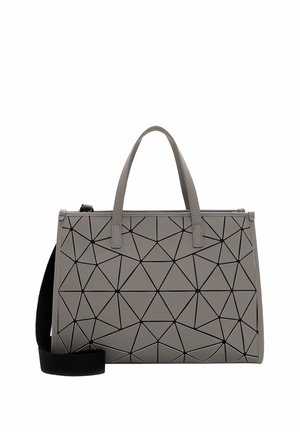 Bolso gris con patrón geométrico de triángulos negros, dos asas superiores y una correa de hombro negra adjunta, mostrado sobre un fondo blanco.