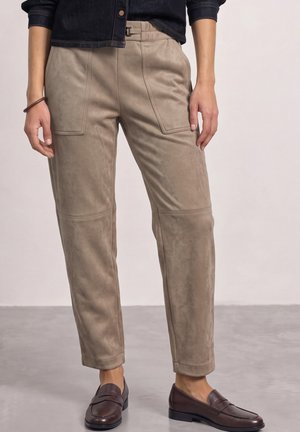 Street One, MID WAIST SLIM-LEG PANTS IN A LOOSE FIT - Pantalon classique - bark brown