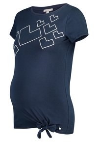 Těhotenské tričko námořnické modré barvy, krátké rukávy, s bílým geometrickým potiskem a detailním uzlem v levém dolním rohu. Měkká, elastická tkanina.