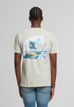 Hellgrünes Baumwoll-T-Shirt mit einem großen Grafikdesign von stilisierten Katzen, die durch Wellen springen, in Blau- und Weißtönen. Kurze Ärmel, Rundhalsausschnitt.